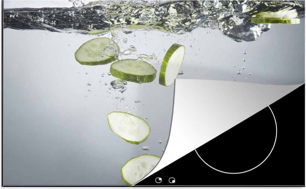 KitchenYeah Herdabdeckplatte Nahaufnahme von Gurkenscheiben im transparenten Wasser , 81x52cm, Küche Deko, Glaskeramikfeld Herdabdeckung, Abdeck...