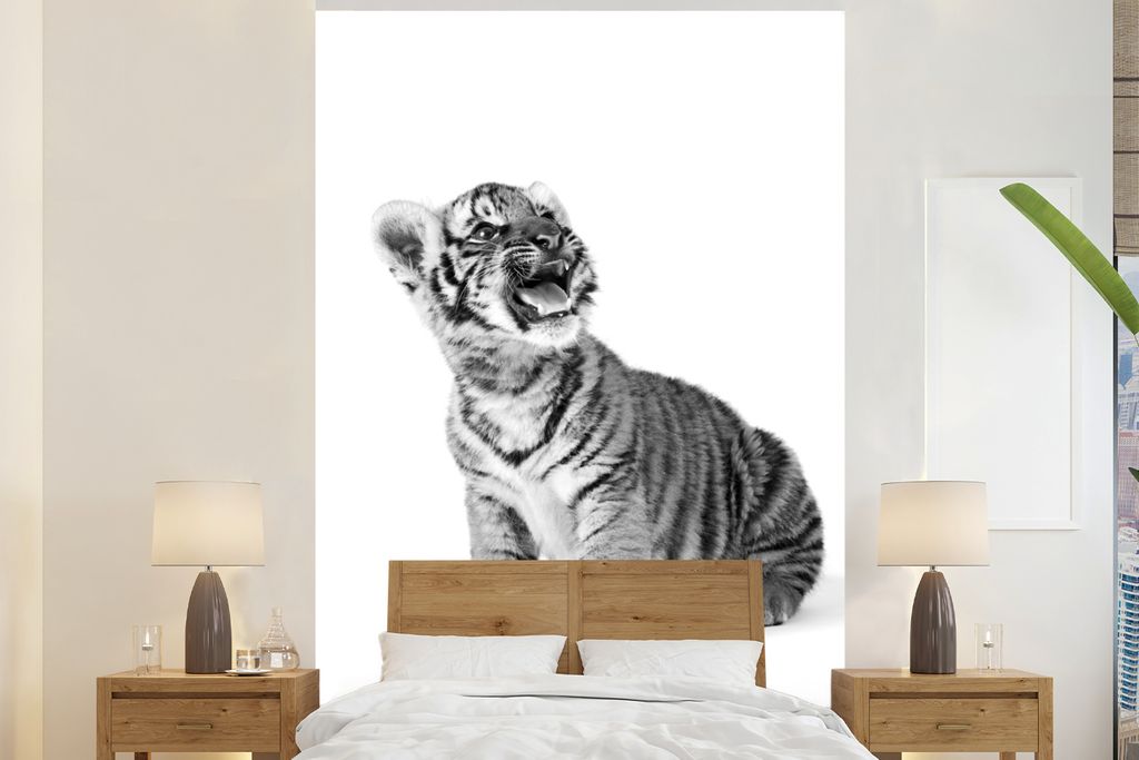 MuchoWow Fototapete für Wohnzimmer oder Schlafzimmer Wandtapete Vinyl Motivtapete Tigerjunges mit offenem Maul auf weißem Hintergrund - schwarz...