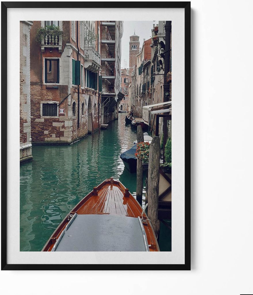 Boot in den Kanälen von Venedig– Wandbild mit Rahmen – Gerahmtes Bild – Wanddekoration – 70x100 cm – Schwarz Rahmen