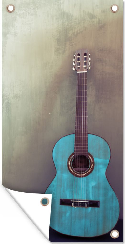 MuchoWow 40x80 cm Outdoor-Poster Gartendeko Sichtschutz Garten Poster für den Garten Farbige akustische Gitarre in einem Raum mit einer Betonwand