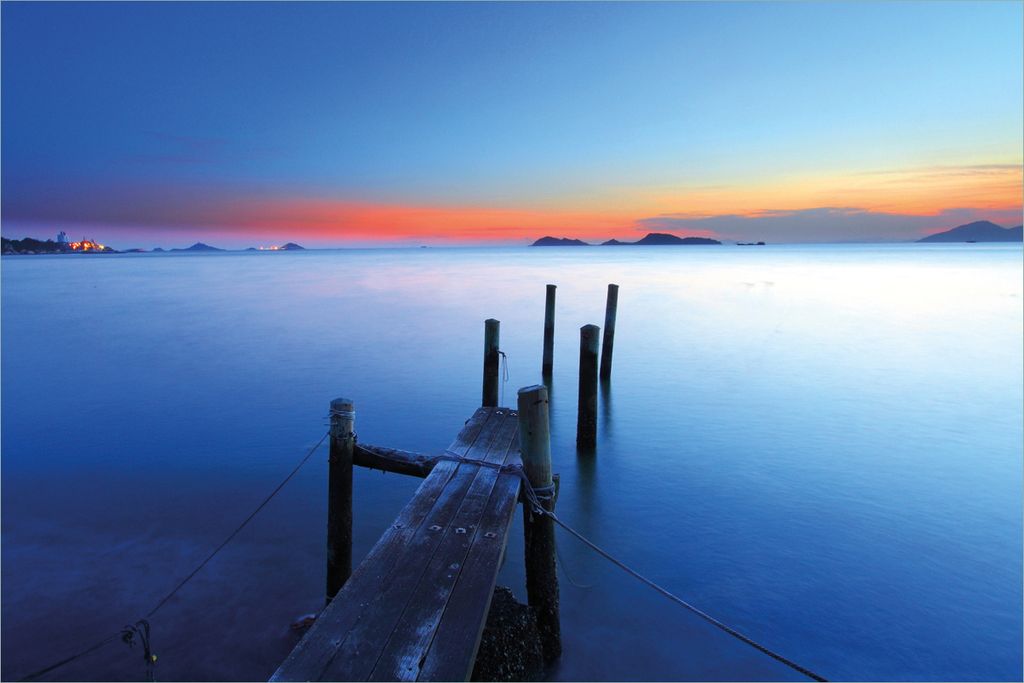 Wallario selbstklebendes Poster - Steg im Wasser - Abendstimmung am Meer, Größe: 61 x 91,50 cm