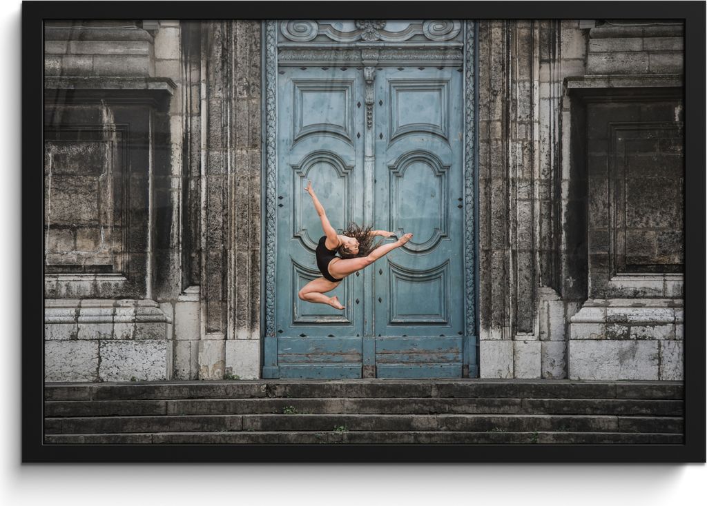 MuchoWow MuchoWow Gerahmtes Poster Tanzende Ballerina vor einer Tür 60x40 cm - Poster mit zchwarzem Bilderrahmen - Printing - Wanddeko Schlafz...