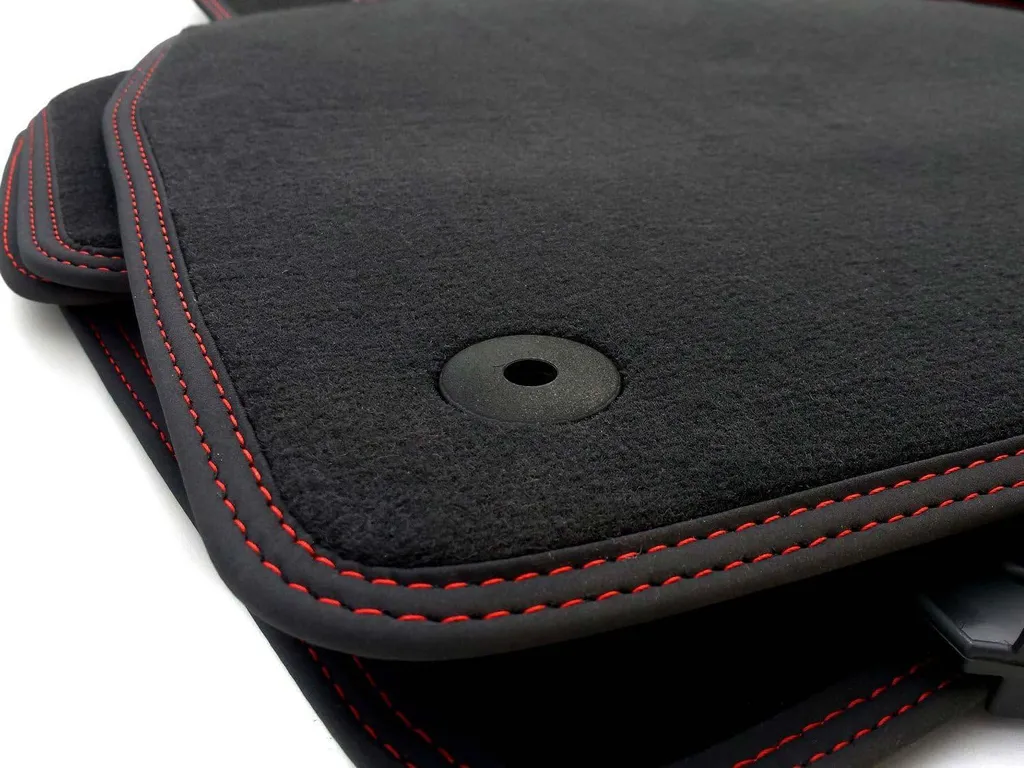 Tappeti Golf 7 VII Su Misura - Velluto Nero Cuciture Rosse 4pz