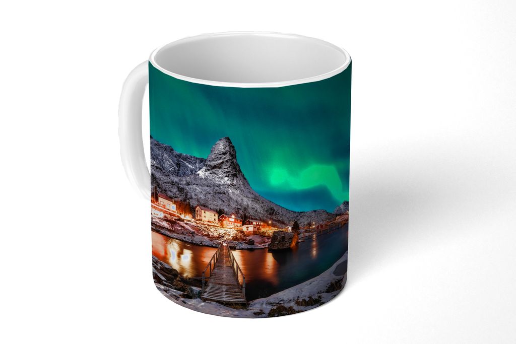 KitchenYeah Tasse Kaffeetasse Kaffeebecher 350 ml Nordlicht - Island - Schnee - Dorf - Grün - Berge Teetasse - Fototasse - Becher - Keramikbeche...