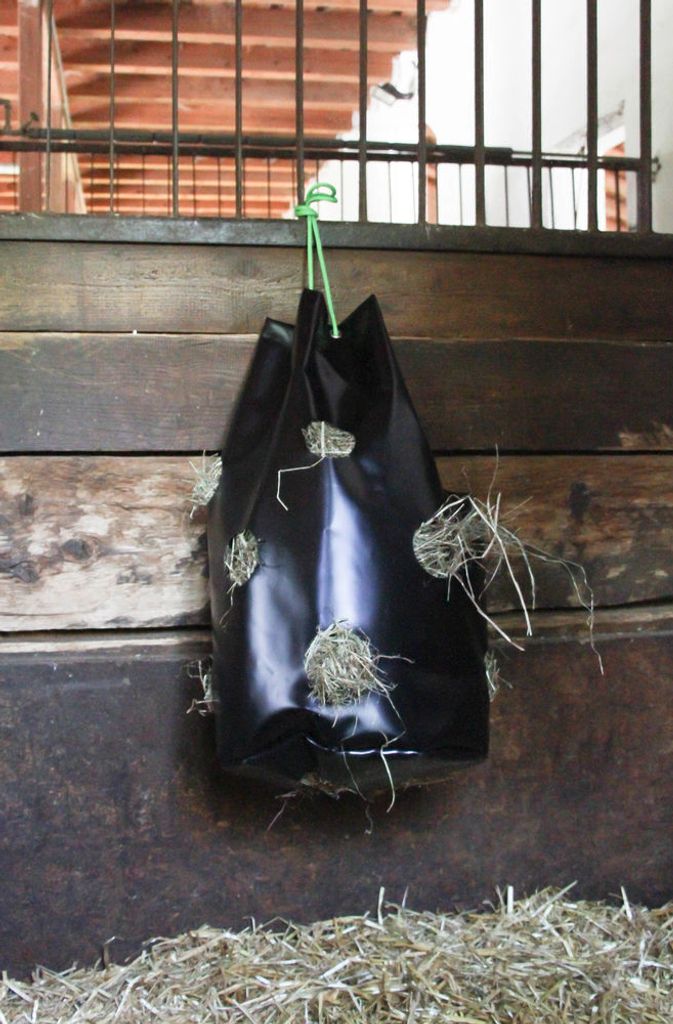 Kerbl HayBag Heusack Big Schwarz – Mit 15 Löchern Für Pferde, Einfach Zu Befüllen Und Reinigen