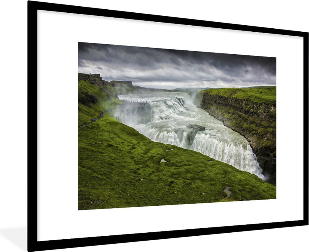 MuchoWow Gerahmtes Poster Dunkle Wolken und viel Grün am Gullfoss-Wasserfall 90x60 cm - Poster mit Schwarzem Bilderrahmen Wandposter Rahmen Foto...