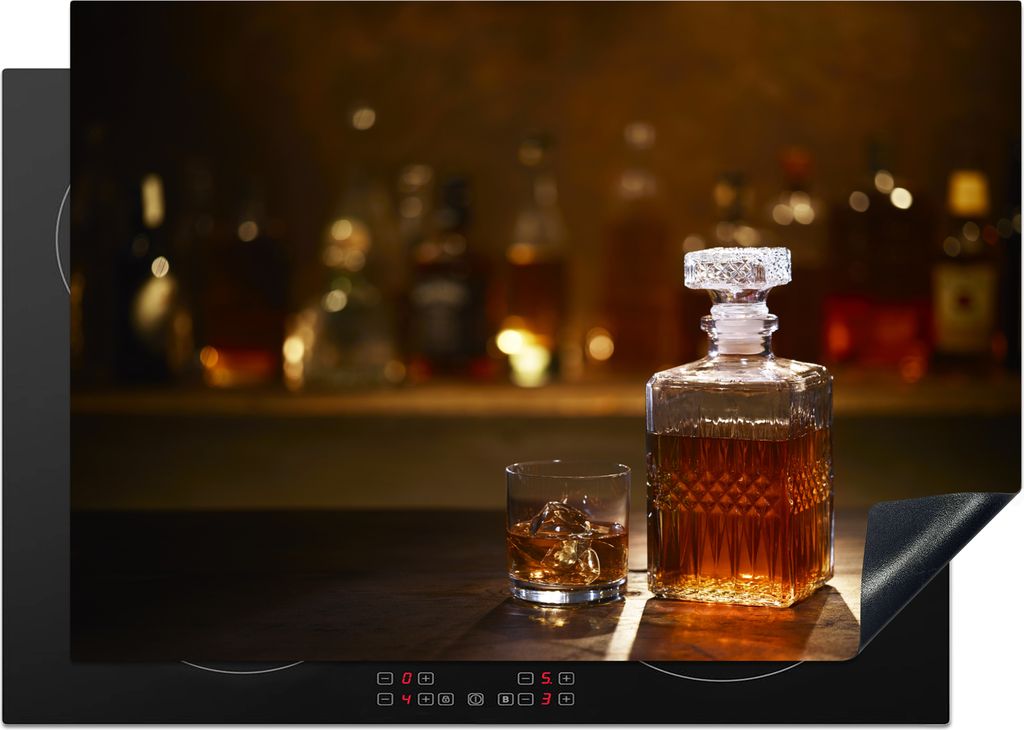 KitchenYeah Herdabdeckplatte Eine Flasche Whiskey auf einer Bar , 75x52cm, Küche Deko, Ceranfeld Herdabdeckung, Abdeckplatte fùr Kochfeld