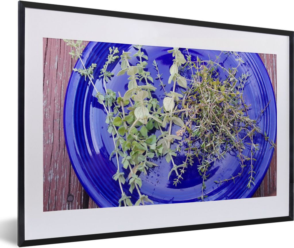 MuchoWow Gerahmtes Poster Ein blauer Teller mit aromatischem Thymian auf einem Holztisch 60x40 cm - Poster mit Schwarzem Bilderrahmen Wandposter ...