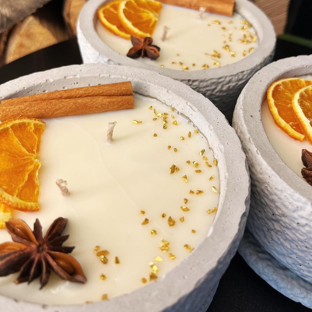 Betonkerze "Grey Cinnamon" Stilvolle Sojawachskerze für Ihr Zuhause. Aromatherapie Kerze mit Blütenverzierung und HOCHWERTIGEM Baumwolldocht aus ...
