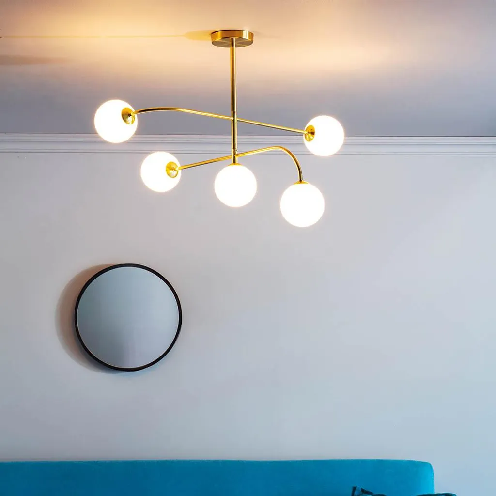 Plafonnier Design Doré : Comment Sublimer un Plafond Vide avec Style - 2