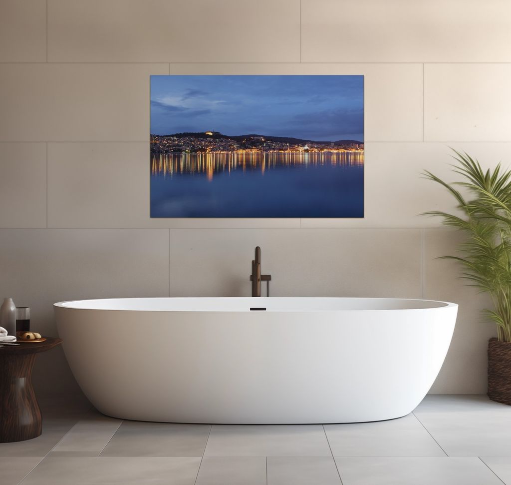 Wallario wasserfestes Poster selbstklebend 91,50 x 61 cm, Stadt an der Adria bei Nacht, Badezimmerposter Spritzschutz mit Hochglanzoberfläche in G...