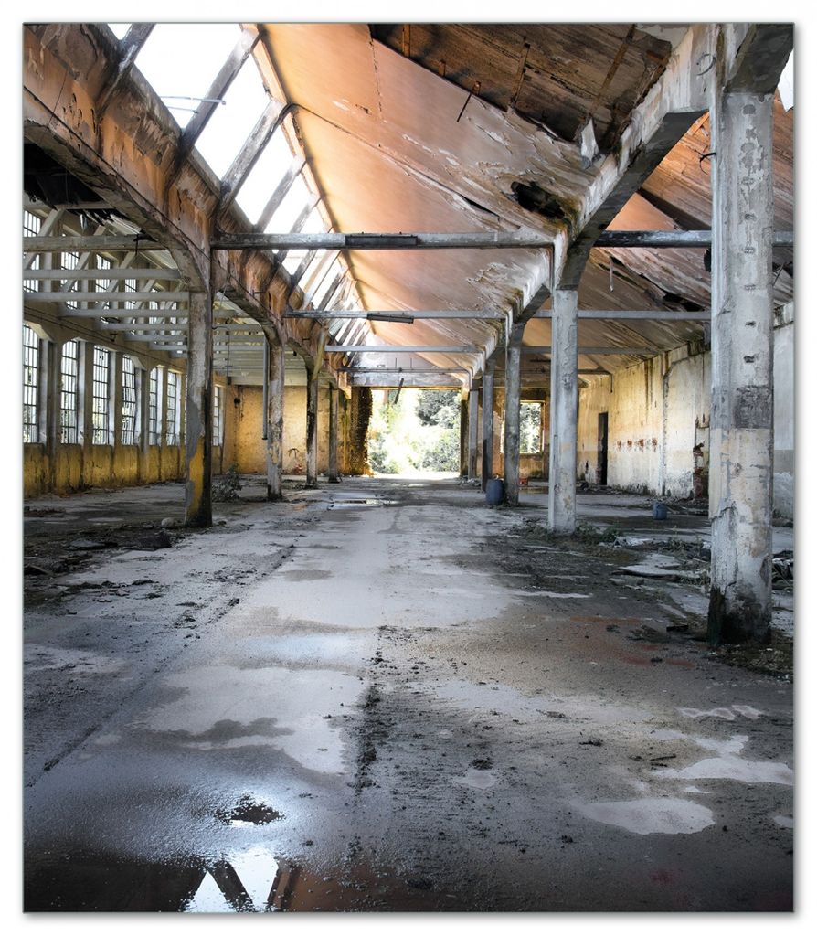 Wallario Herdabdeckplatte aus Glas, Größe 52 x 60 cm 1-teilig, Motiv Alte Industriehalle leerstehend und einsam