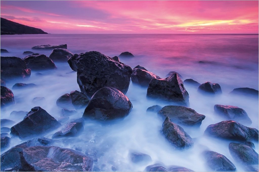 Wallario Poster - Felsen im Meer bei Sonnenuntergang, Kunstdruck Größe: 100 x 150 cm