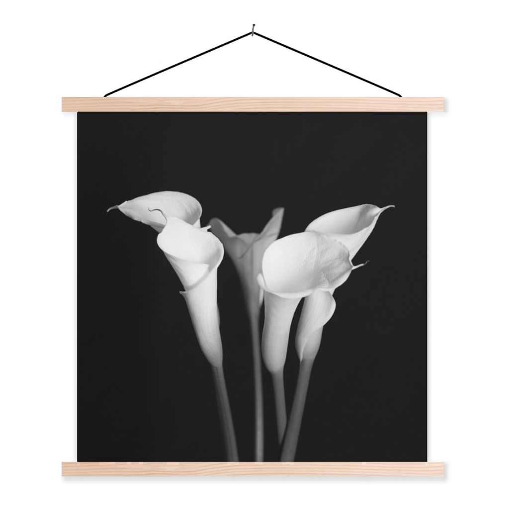 MuchoWow Textilposter Eine Nahaufnahme von Calla-Lilien-Blüten auf schwarzem Hintergrund 60x60 cm mit holzfarbenen Rahmen - Wanddekoration