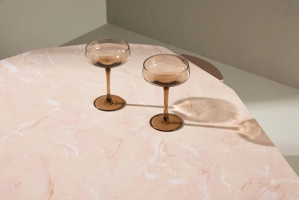 Table basse Kres rose et dorée : sublimez un salon terne avec style