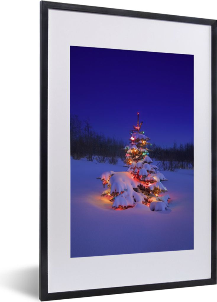 MuchoWow MuchoWow Gerahmtes Poster Beleuchteter Weihnachtsbaum im Schnee bei Nacht 40x60 cm - Poster mit zchwarzem Bilderrahmen - Poster in Rahmen