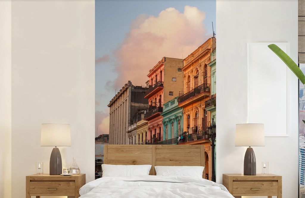 MuchoWow Fototapete für Wohnzimmer oder Schlafzimmer Wandtapete Vinyl Motivtapete Alte Autos vor Kubas bunten Gebäuden - 120x240 cm - Hintergru...
