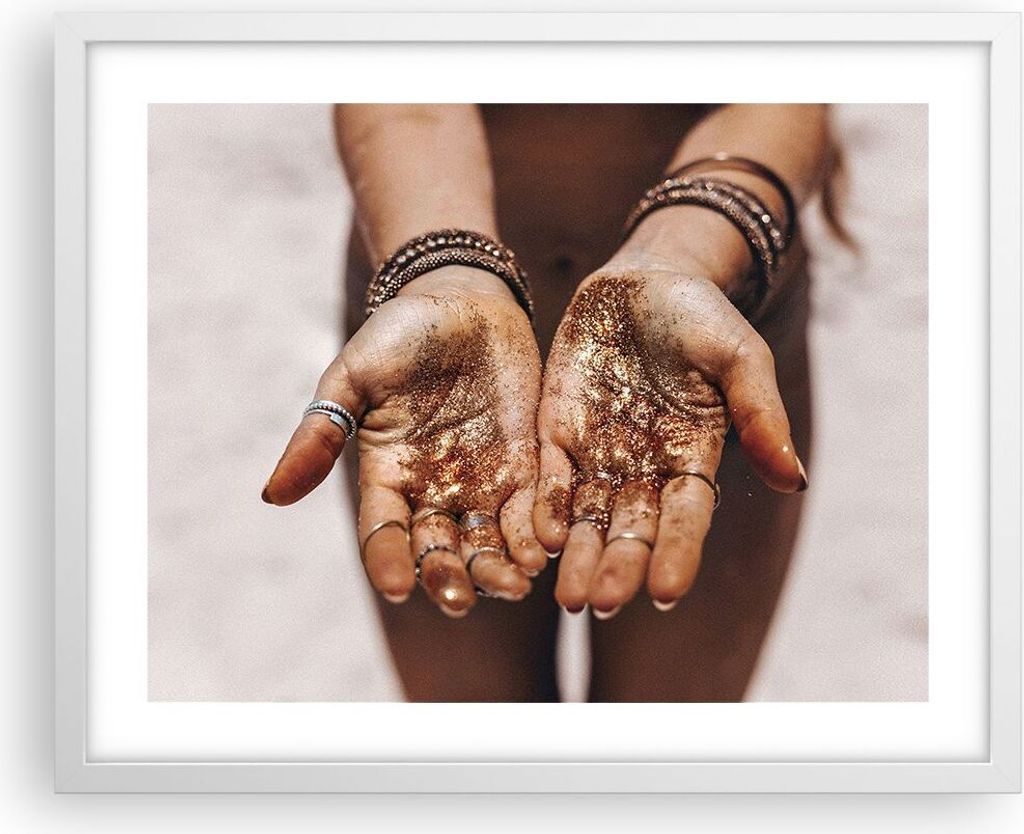 Gerahmtes Poster - Weißer Rahmen - Hände Strand Gold - 50x40 cm - Wand Bild - Wanddeko - Wandbilder - Kunstposter - Wandposter - Bilderrahmen - B...