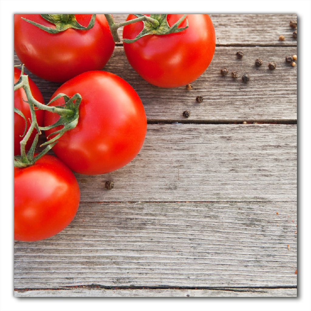 Wallario selbstklebende Möbelfolie/ Tischdecke für Innen und Außen, Größe: 50 x 50 cm - Tomaten und Gewürze auf altem Holztisch
