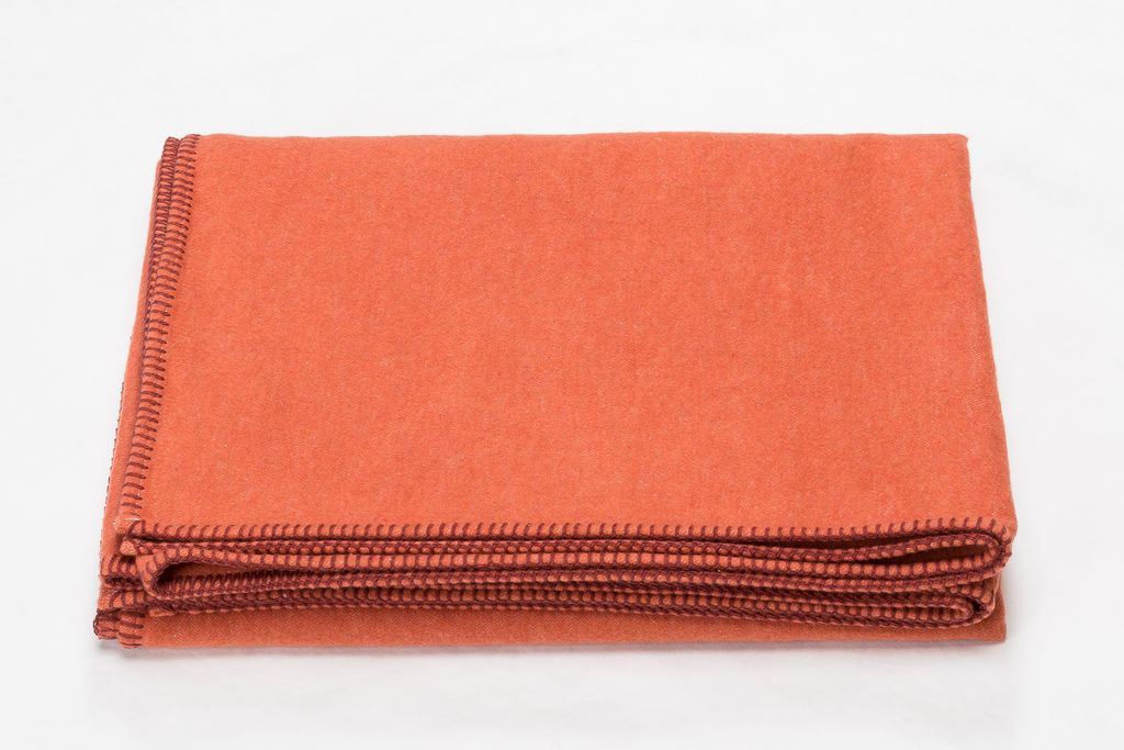 Leichte Kuscheldecke Uni Farbe Terracotta 140x200cm von David Fussenegger