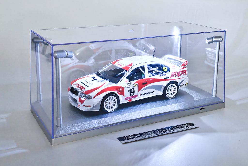 Gablota z pleksiglasu z oświetleniem LED dla modeli 1:18 Zdjęcie produktu 