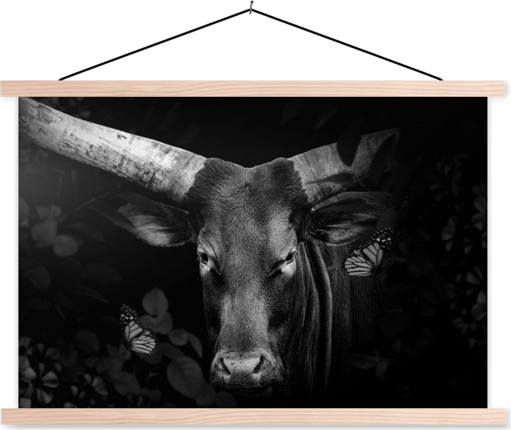 MuchoWow Textilposter Nahaufnahme eines Watussi-Rindes im Dschungel - schwarz-weiß 120x80 cm mit holzfarbenen Rahmen - Aufhängeset