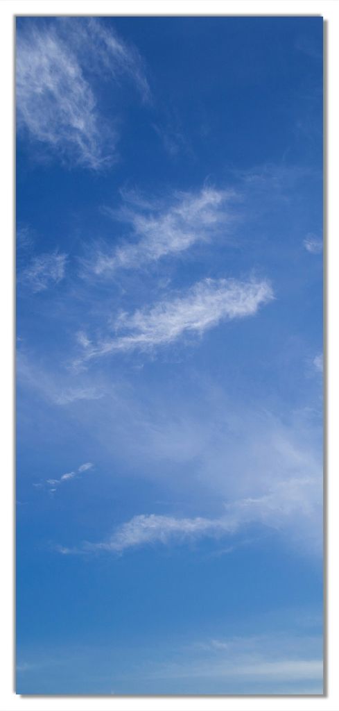 Wallario selbstklebende Türtapete 93 x 205 cm mit Schutzlaminat - Blauer Himmel mit vereinzelten Wolken