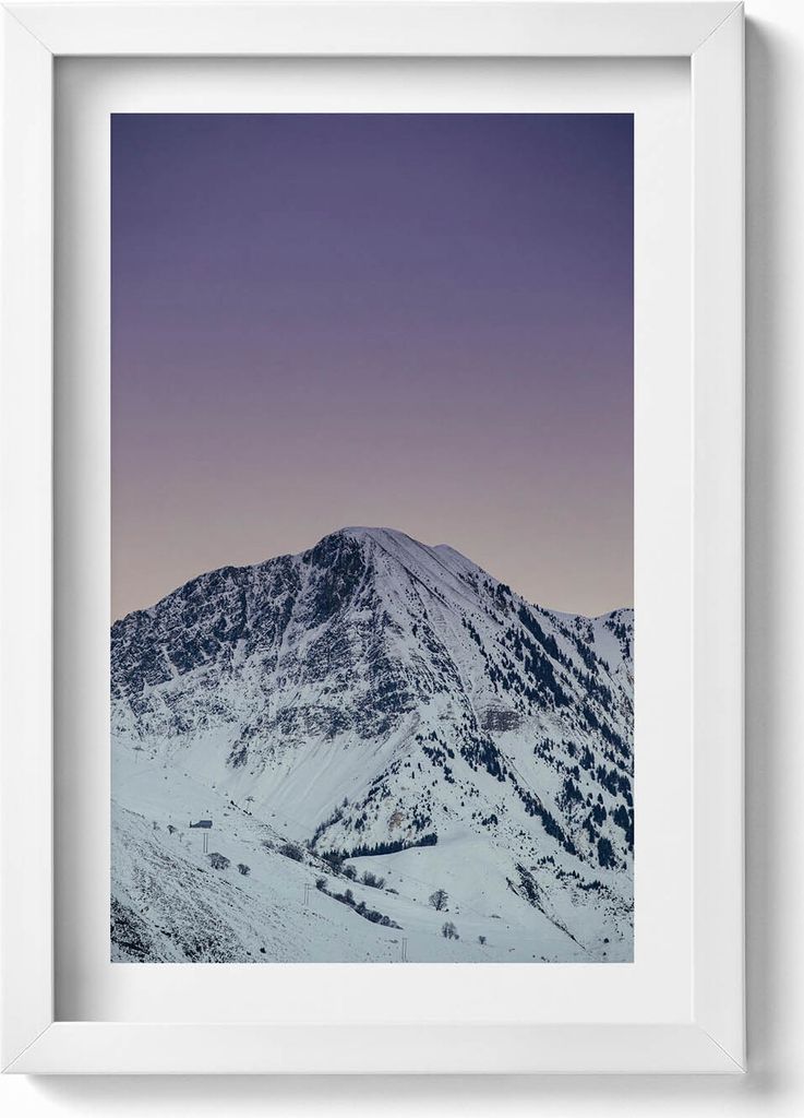 Verschneiter Berggipfel in der Abenddämmerung– Wandbild mit Rahmen – Gerahmtes Bild – Wanddekoration – 20x30 cm – Weiß