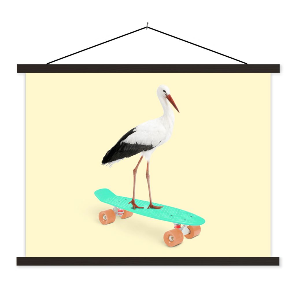MuchoWow Textilposter Storch - Tiere - Skateboard - Gelb 40x30 cm mit schwarzem Rahmen - Dekorationen