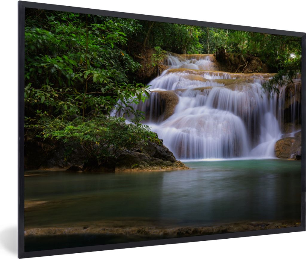 MuchoWow MuchoWow Gerahmtes Poster Ein hoher Wasserfall über einem ruhigen See im Erawan-Nationalpark, Thailand 60x40 cm - Poster mit zchwarze...