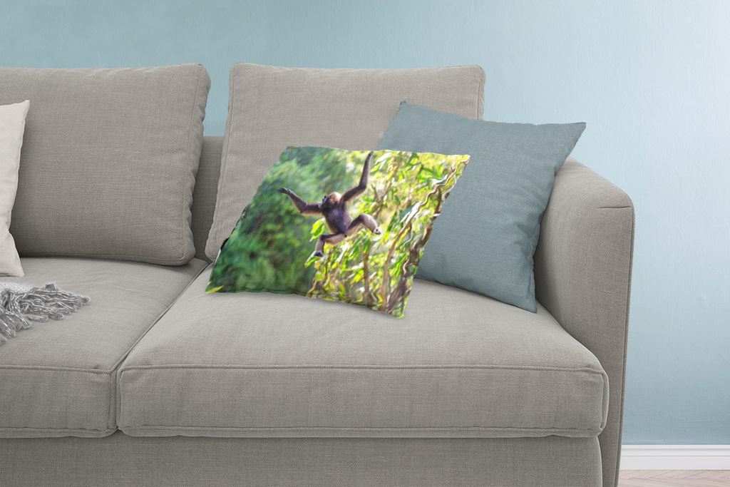 MuchoWow Zierkissen Sofakissen Wohnzimmer Dekokissen 60x40 cm Springender Affe im Dschungel - Kopfkissen - Polster mit Foto