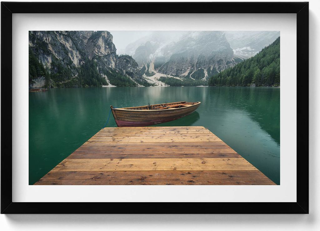Landschaft - Pier Boot See Wälder und Berge– Wandbild mit Rahmen – Gerahmtes Bild – Wanddekoration – 60x40 cm – Schwarz Rahmen