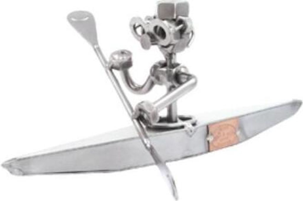 Kajak Figur aus Metall – Handgefertigte Schraubenmännchen Skulptur