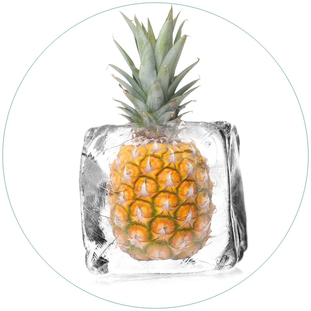 Wallario Premium Glasbild, freischwebende Optik, kräftige Farben, rund 50cm Durchmesser, Motiv Ananas in Eiswürfel - Eiskaltes Obst