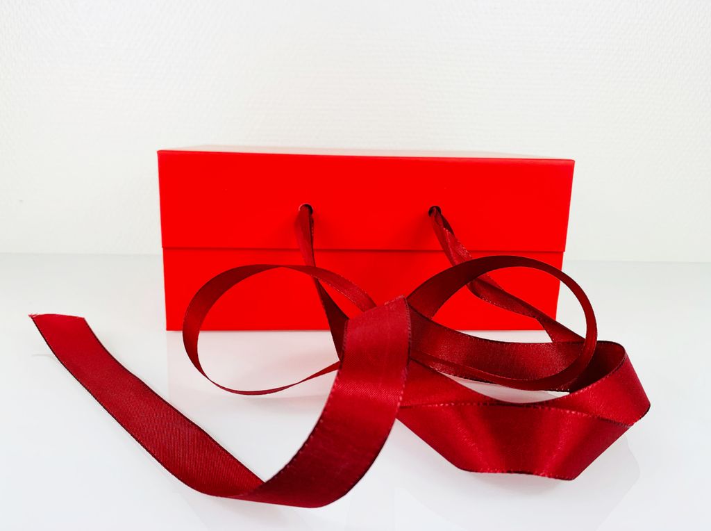 Geschenkbox mit Magnet-Verschluss in rot 25,2x19,2x11,3cm