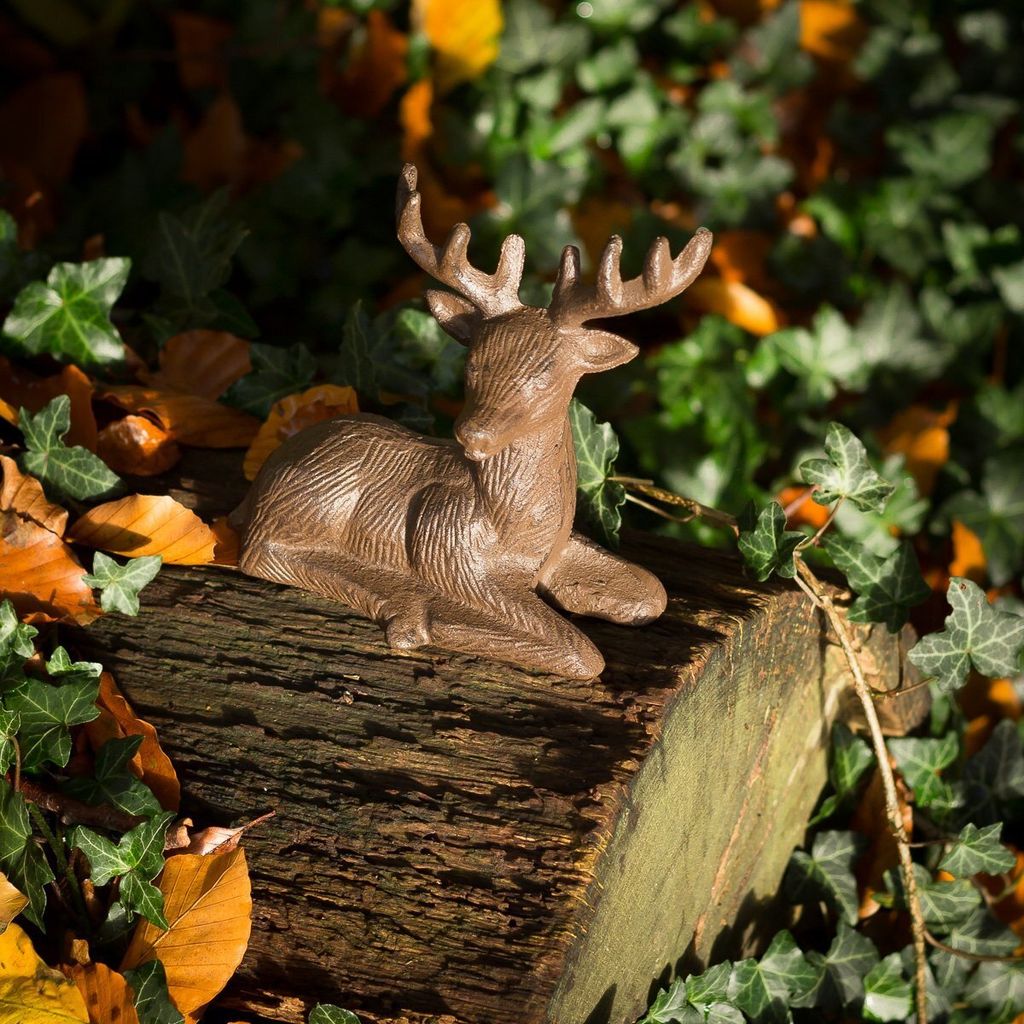 Ruhender Hirsch, aus Gusseisen, Skulptur für Sims und Regal, Figur als Geschenk