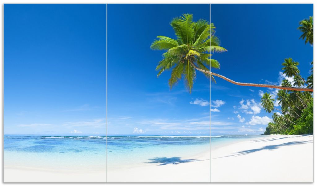 Wallario Herdabdeckplatte aus Glas, Größe 90 x 52 cm 3-teilig, Motiv Weißer Sandstrand am Meer - Ein Traum unter Palmen