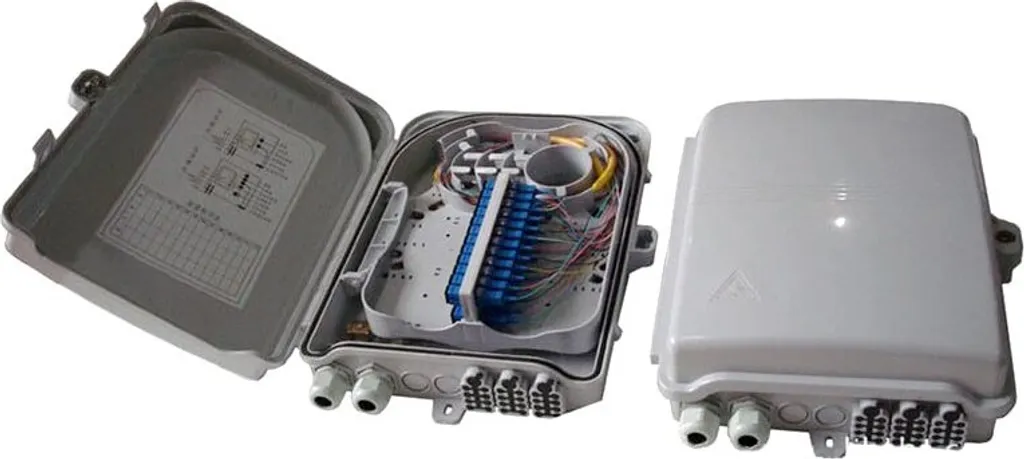 Boîte de raccordement fibre pour façade et extérieur 24 connecteurs SC