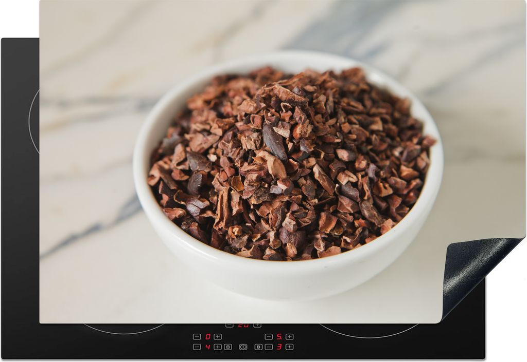 KitchenYeah Herdabdeckplatte Gemahlene Kakaobohnen in einer Keramiktasse auf einem Marmortisch , 76x51cm, Küche Deko, Glaskeramikfeld Herdabdeck...