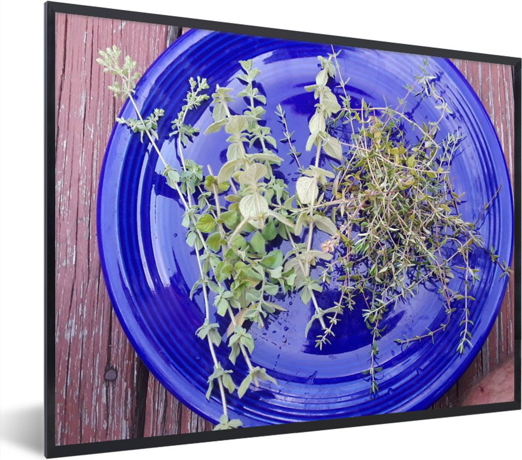 MuchoWow Gerahmtes Poster Ein blauer Teller mit aromatischem Thymian auf einem Holztisch 80x60 cm - Poster mit Schwarzem Bilderrahmen Wandposter ...