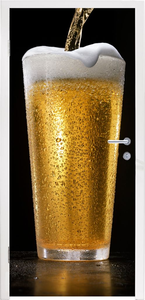 MuchoWow Türtapete Selbstklebende Türfolie Leckeres Bier vom Fass auf schwarzem Hintergrund 75x205 cm Türposter Türaufkleber Klebefolie Türk...