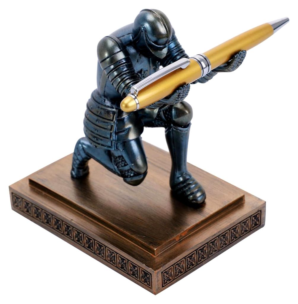 Ritter Stifthalter, Schreibtischornament aus Kunstharz, Organizer für Männer mit einem coolen Stift (blau)