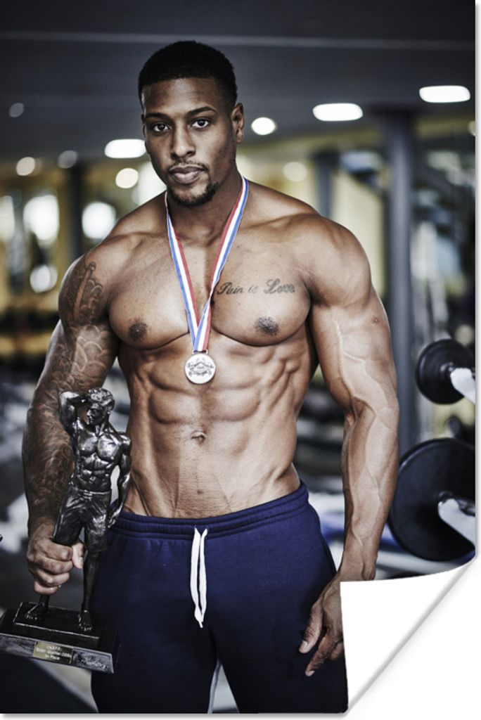 MuchoWow Poster Ein muskulöser Mann mit einer Medaille 60x90 cm - Wanddekoration