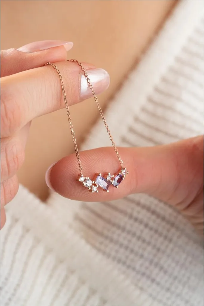 Collier chic en argent et pierre violette pour soirée et cérémonie