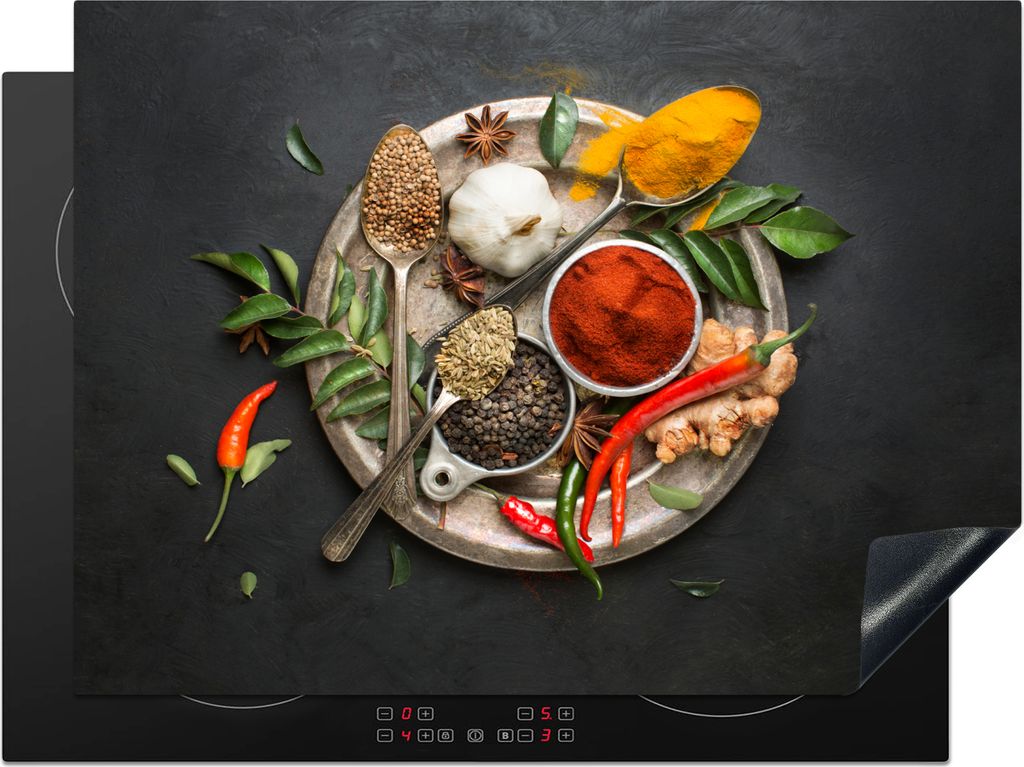 KitchenYeah Herdabdeckplatte Gewürze - Teller - Pfeffer - Schwarz - Löffel - Silber , 70x52cm, Küche Deko, Glaskeramikkochfeld Herdabdeckung, ...