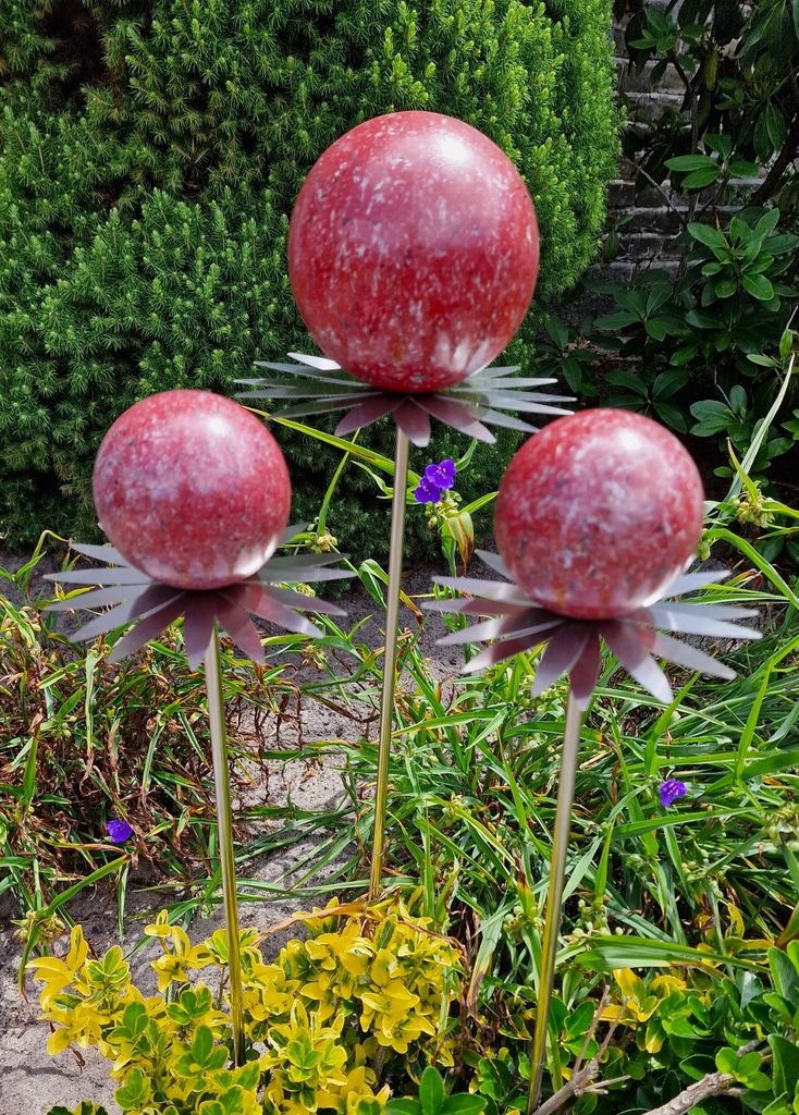 Blütenzauber Milano 3er Set Rosenkugel 15/10/10 cm Edelstahl rot Gartenstecker Deko mit Stab 80 cm