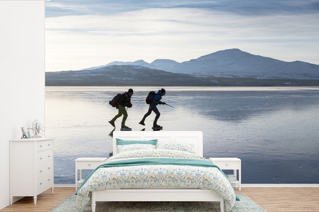 MuchoWow Fototapete für Wohnzimmer oder Schlafzimmer Wandtapete Vinyl Motivtapete Zwei Schlittschuhläufer auf einem großen See - 600x400 cm - ...
