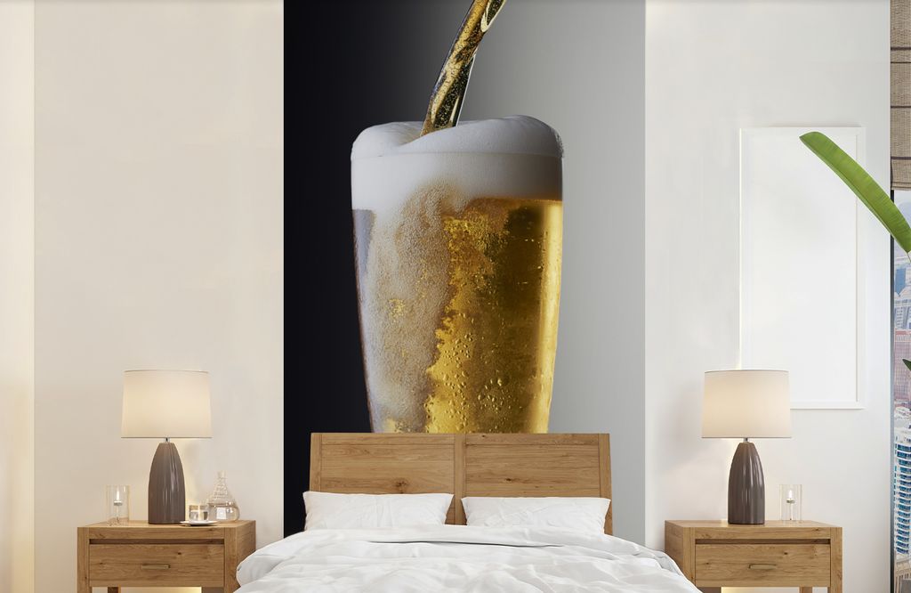 MuchoWow Fototapete für Wohnzimmer oder Schlafzimmer Wandtapete Vinyl Motivtapete Leckeres Bier auf schwarzem Hintergrund - 120x240 cm - Hinterg...