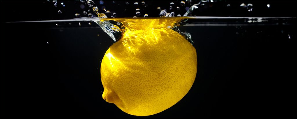 Wallario Poster - Zitrone im Wasser - Frisches Obst für die Küche, Kunstdruck Größe: 50 x 125 cm