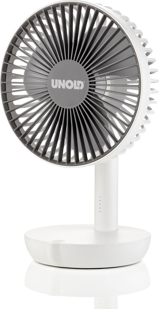 Vor einem schlichten weißen Hintergrund ist ein kompakter, weiß-grauer Tischventilator mit drei Flüg